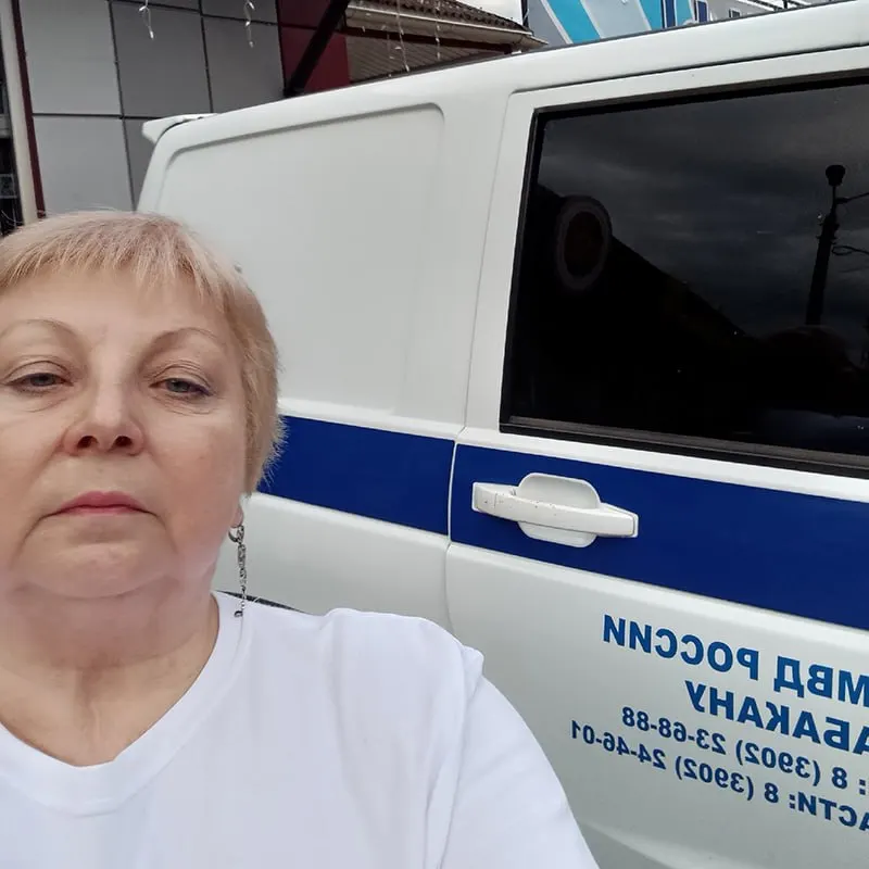 Жительница Хакасии провела одиночный пикет возле стадиона в День города, требуя вернуть сына, призванного в сентябре 2022 года. Силовики забрали плакат, угрожали последствиями и задержали её на три часа в отделении полиции.