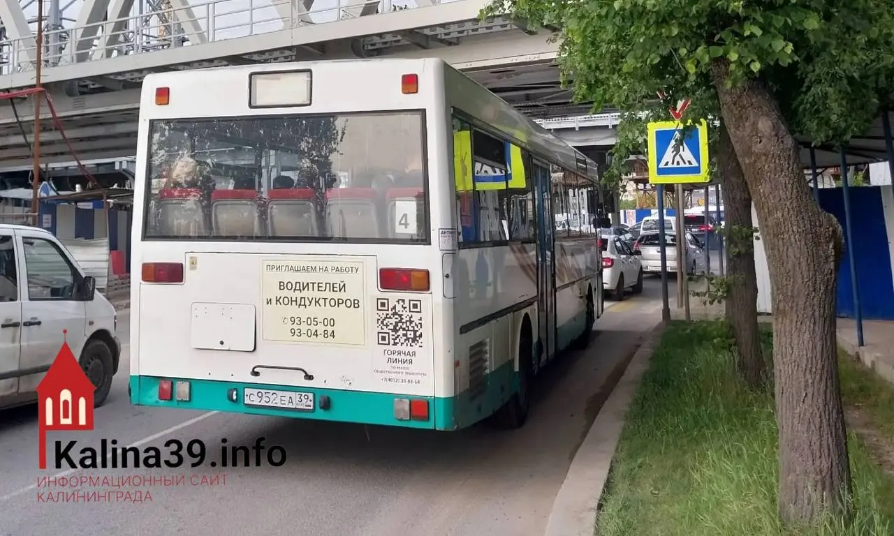 Жители Калининграда жалуются на маршрут №4, который соединяет Северную гору с заводом «Янтарь»; автобус ходит всего два раза в день, создавая неудобства.
