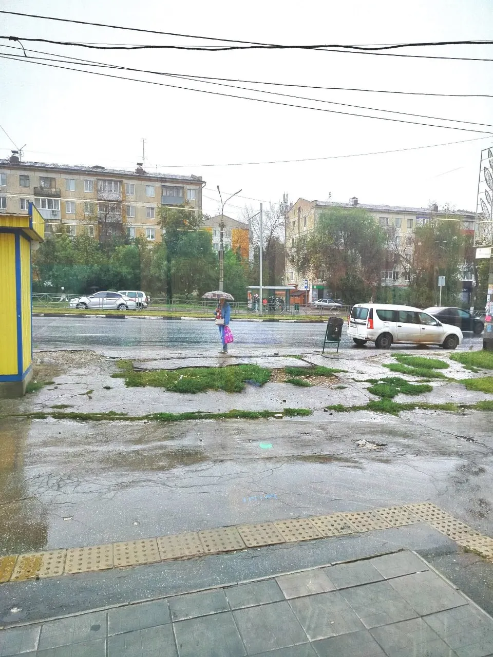 Месяц назад исчезла остановка на ул. Карбышева/Гагарина. Теперь пассажиры ждут транспорт на открытом участке, под дождём или палящим солнцем.