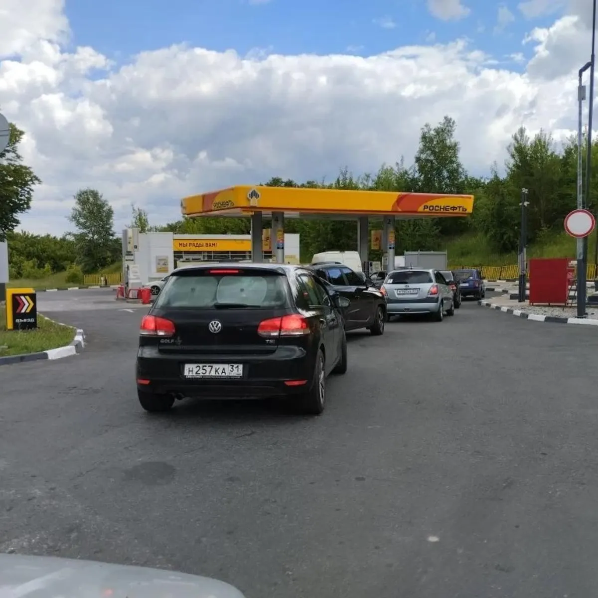 После заправки топлива у некоторых автомобилей возникают рывки, детонации и повышенный расход. Водители обращаются в сервисы, власти пока фиксируют отсутствие массовых поломок.