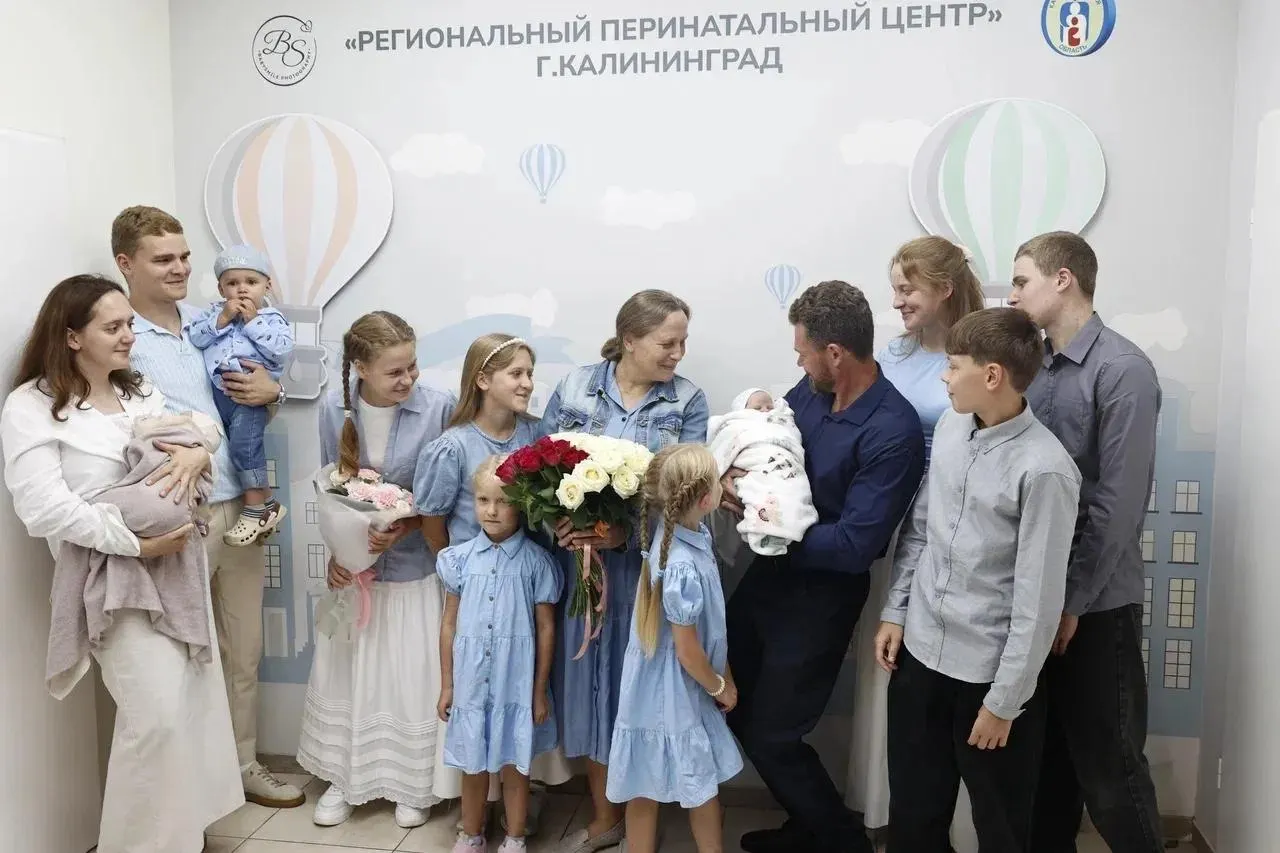 У двух женщин региона родились дети в один и тот же период: у одной — дочь, у другой — сын; семьи воспитывают многочисленных детей.