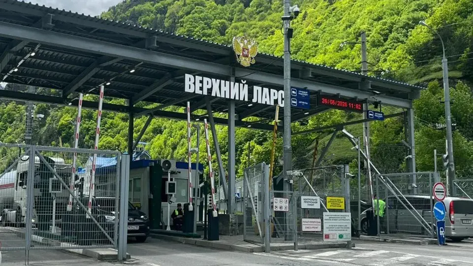 Через пограничный переход выезд зафиксирован в тысячах людей; заметен рост аренды жилья за пределами страны, а власти обсуждают меры, связанные с мобилизацией.
