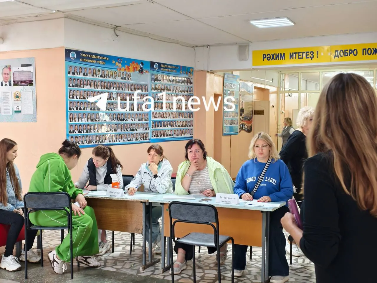 Запрещено говорить о местоположении пункта размещения; журналистам не разрешили узнать адрес, внутри — раскладушки и сомнения по порядку доступа.