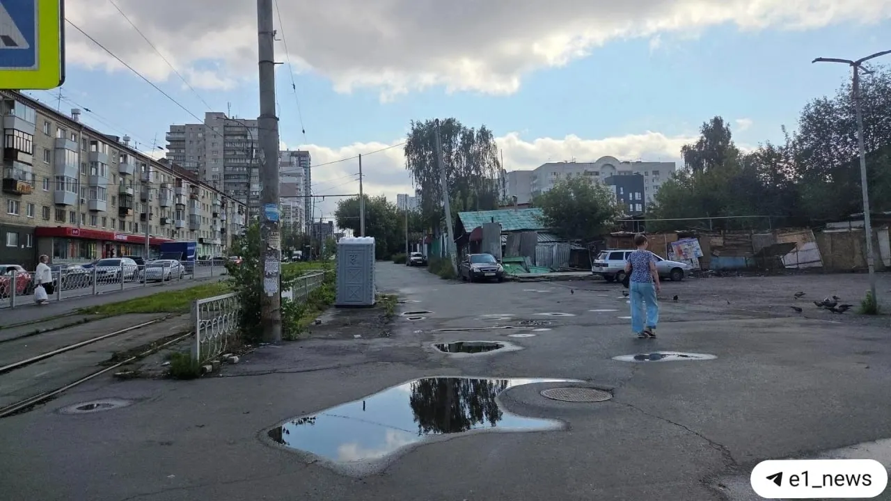 После сноса площадь рынка сместилась вдоль улицы Заводской; торговля овощами, фруктами и цветами продолжается, продавцы сохраняют активность.