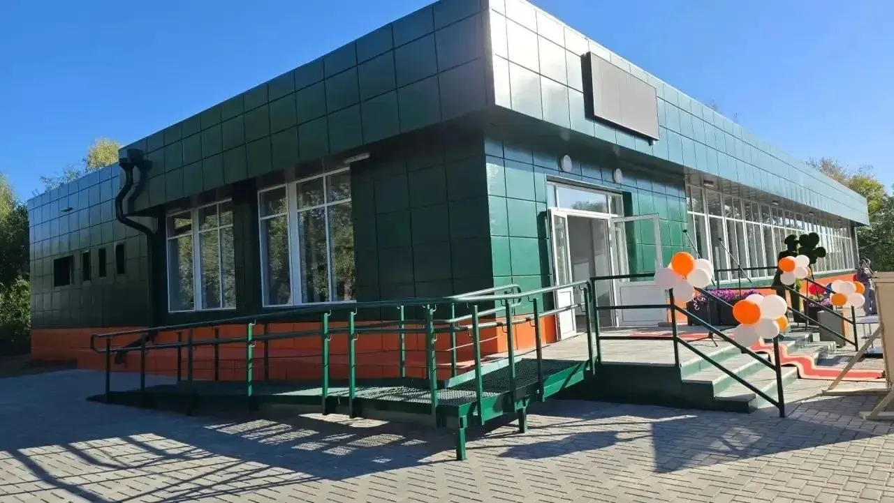 После обновления в культурном центре поселка обновили кровлю, витражи и входную группу; жители смогут наслаждаться фильмами, выставками и концертами.