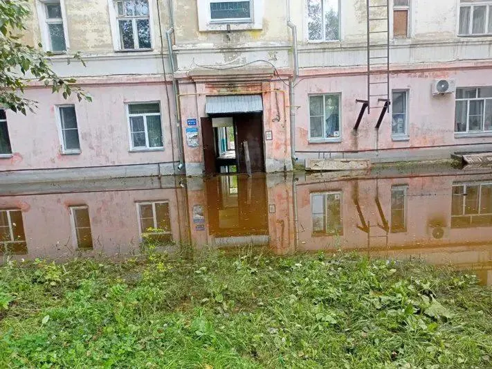 Жильцы дома на Карельцева, 119 уже три года живут в страхе из-за протечек и затопления подвала; попытки властей устранить проблему пока остаются без результата.