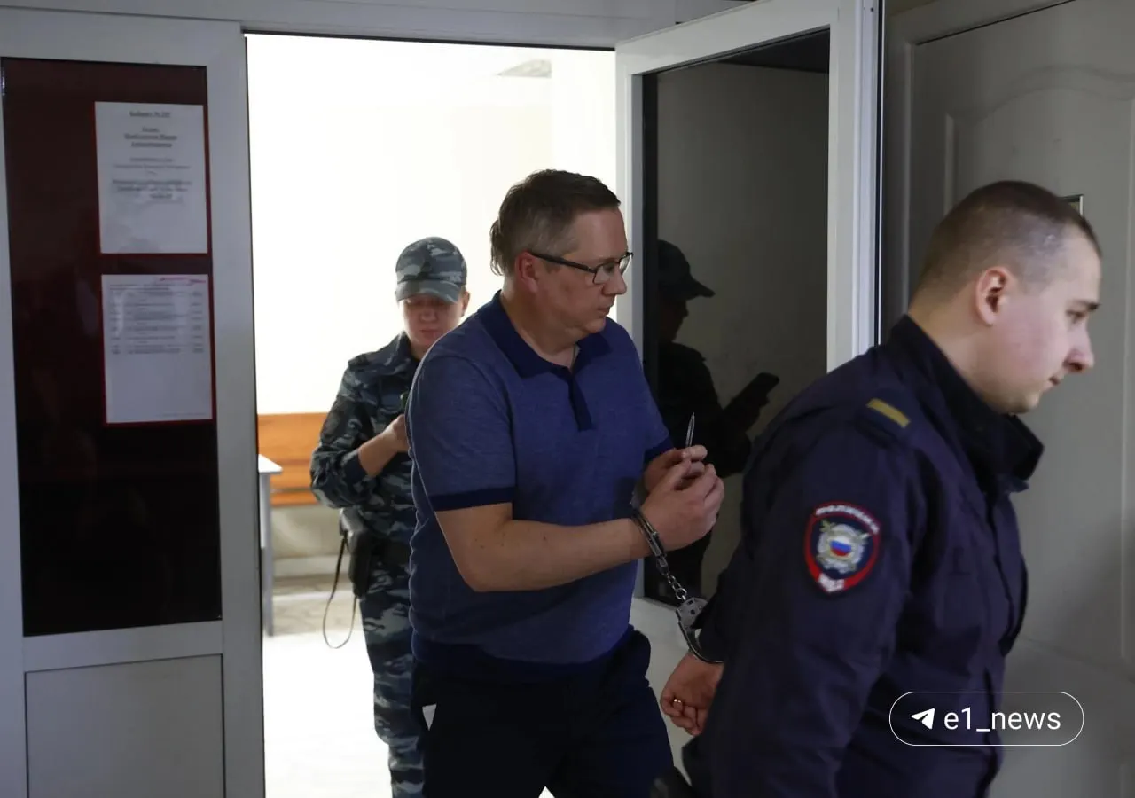 Осужден к пяти годам колонии строгого режима и штрафу в 50 млн рублей по делу о взятках и мошенничестве, связанному с продажей арестованного имущества.