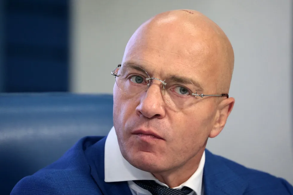 Краткий пересказ о том, как издательства проводят предиздательские проверки и какие критерии применяются к книгам, а также как эти процессы влияют на рынок литературы и свободу слова.