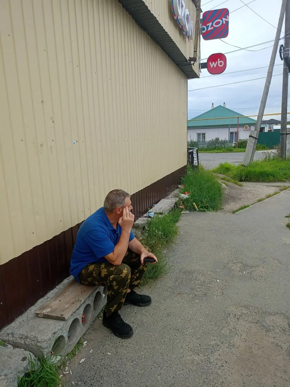Жители деревни Патрушева жалуются на отсутствие остановочного комплекса, скамей и урн на остановке маршрутки №77, особенно в непогоду.