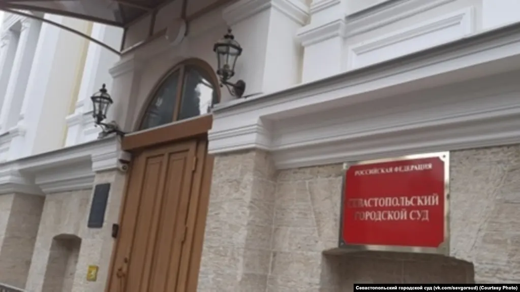 Севастопольский суд арестовал россиянку на два месяца по подозрению во взрыве; следствие квалифицирует произошедшее как теракт и связывает обвиняемую с украинскими спецслужбами.