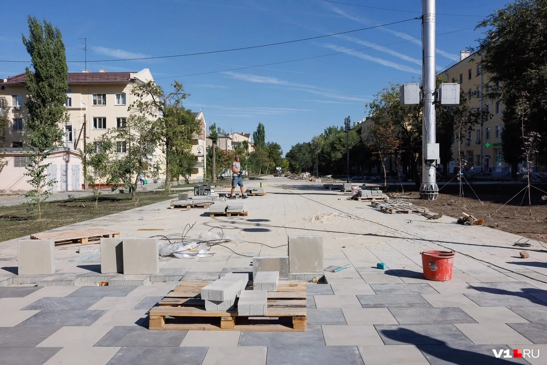 Реконструкция самой длинной пешеходной зоны города держится на рабочем графике: обновляют покрытие, бордюры и прилегающую зону.