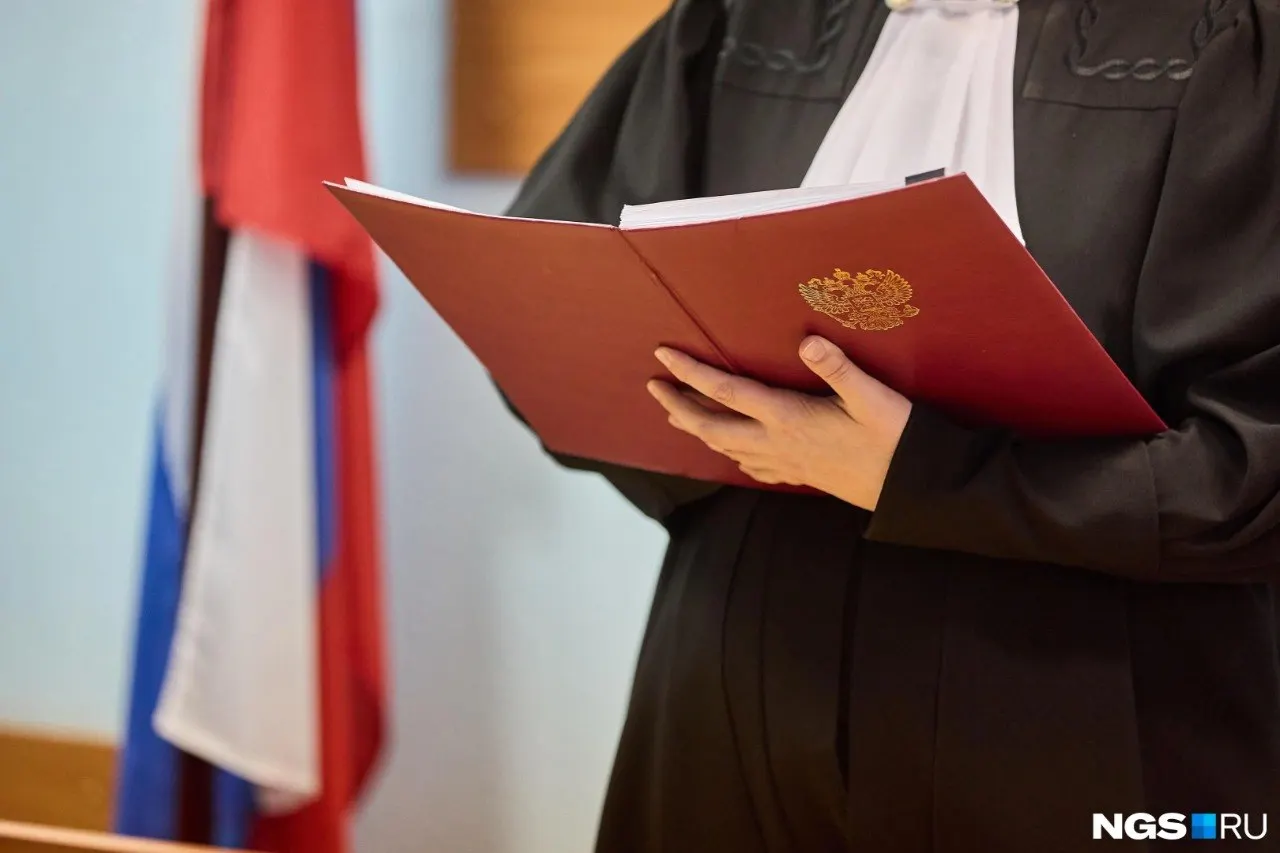 Суд принял решение по делу независимой журналистки, ранее обвинявшейся в демонстрации изображения, квалифицированного как экстремистский символ, и отменил штраф.