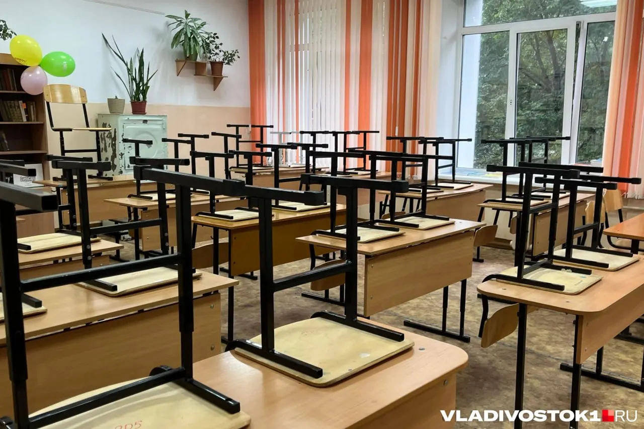 В начале учебного года в Приморье работало около 20,9 тысяч педагогических сотрудников; за период приняты 2,9 тысячи, ушло 2,5 тысячи, из которых 1,1 тысячи — по собственному желанию.