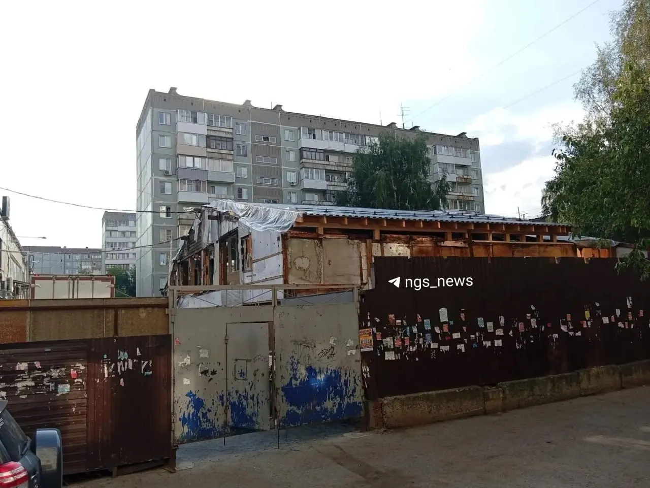 Жители жалуются на объект на улице Кропоткина, 120/7: официально он заявлен как пункт приема посуды, но функционирует как гостевой дом с сауной. Объект признан самовольной постройкой; ведется реконструкция, снос не планируется, а после работ помещения планируют сдать в аренду.
