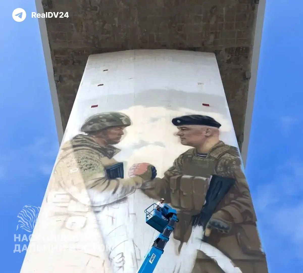 Уникальная работа под названием «Мурал Победы» подчёркивает сотрудничество России и Северной Кореи и совместные усилия в борьбе с неофашизмом.