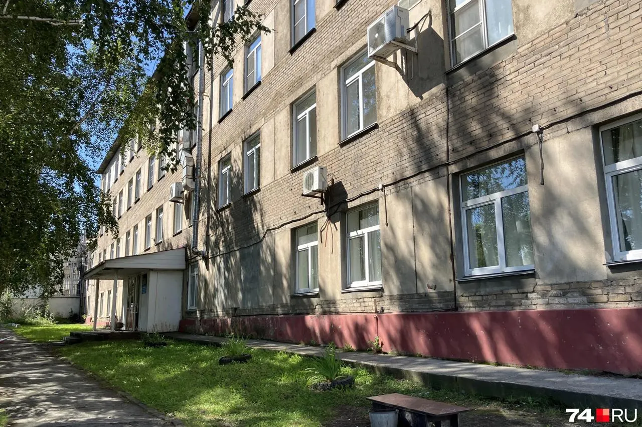 Редакционная группа пыталась проверить размещение иностранного персонала на предприятии, но доступ к объекту был закрыт охраной. Комментариев от руководства пока нет; вакансии публикуются на сайте по поиску работы.