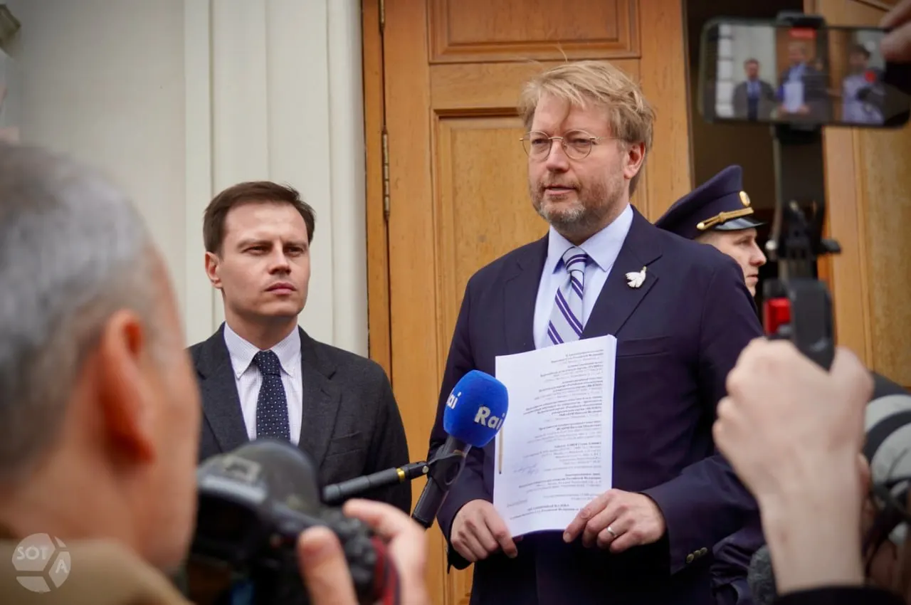После подачи апелляционной жалобы Николай Рыбаков пообщался со сторонниками и прохожими; люди благодарили партию за её позицию. Затем участники направились к офису на Пятницкой, продолжая общение по дороге.