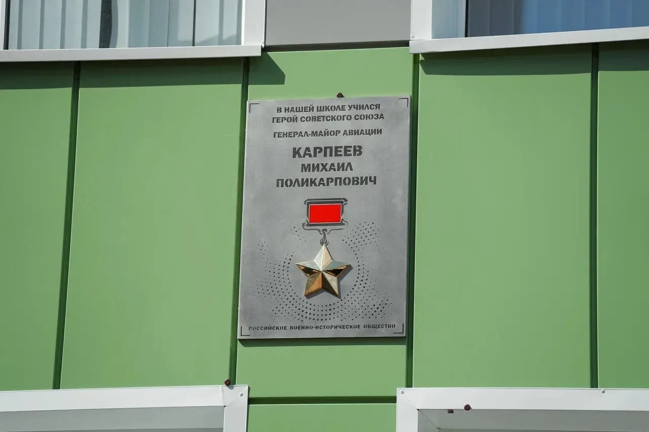 Церемония сопровождалась присутствием чиновников, после чего развернулась полемика о роли памяти в современной политике и истории.
