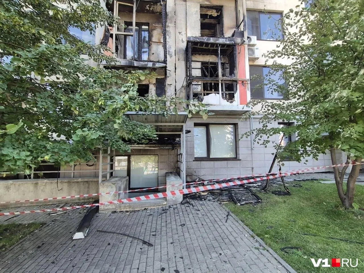 Пожар повредил восемь квартир; жильцы пытаются вернуть окна, балконы и фасад до наступления холодов. Причины пожара устанавливают.
