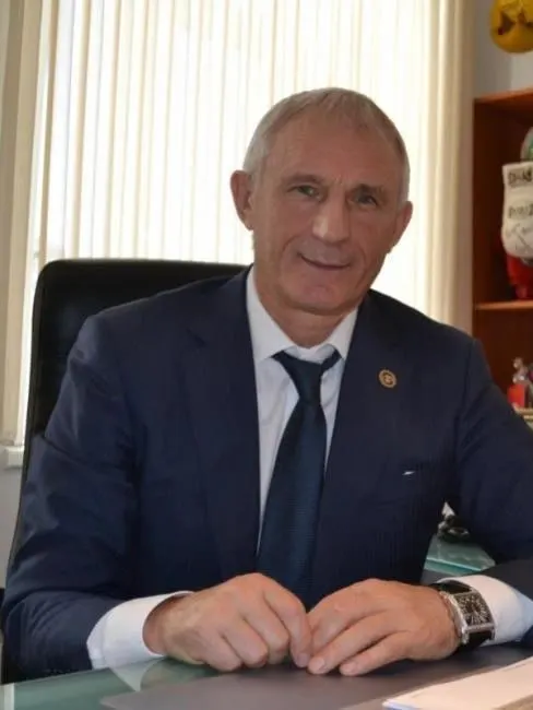 Лидер фонда, названного в честь отца, награждён за долгую благотворительную работу: помощь многодетным и нуждающимся семьям, а также поддержку здравоохранения, образования, спорта и культуры.