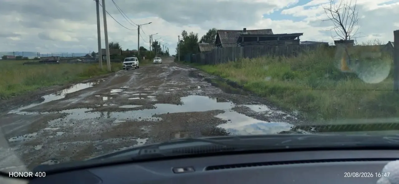 Жители единственной центральной улицы поселка Наклонный жалуются на состояние дорожного покрытия: ремонт продолжается с задержками, а автобус иногда не доезжает до остановки.