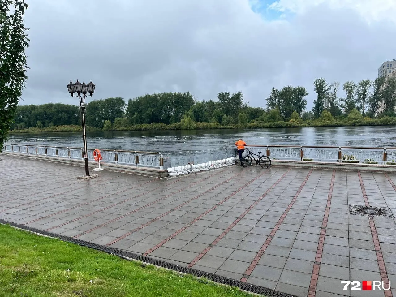 Доступ к части набережной перекрыт: закрыты проходы на Масловском взвозе и у Конторы пароходства, а также участок от Свято-Троицкого монастыря до Никольского моста. Запах канализации сохраняется по всей прогулочной зоне.