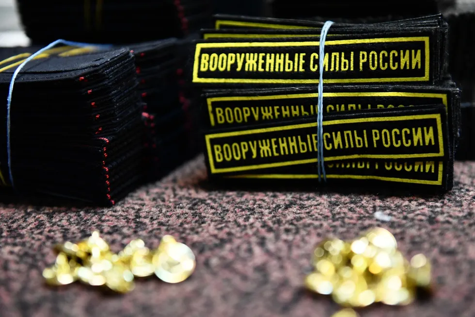 Москва: юридическая компания заявляет об оформлении отсрочек, обжаловании повесток и броней, а также сопровождении выезда за пределы страны, вызывая обсуждения об источниках информации и возможной связи с военным руководством.