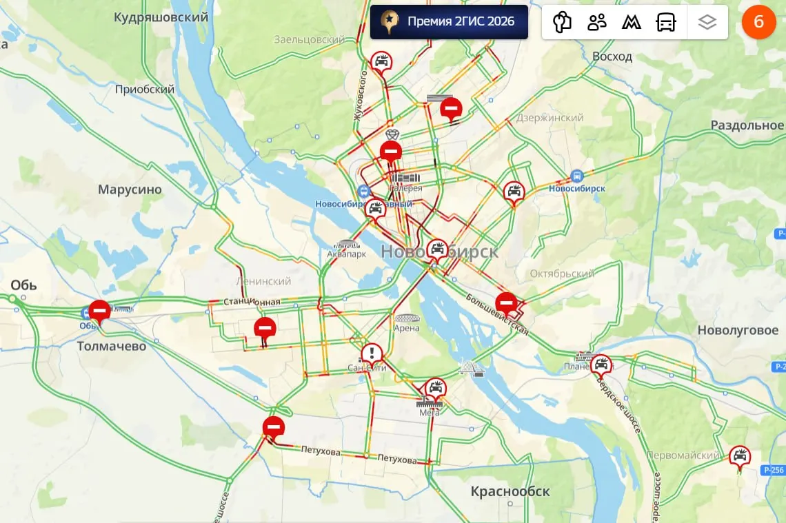 На площади Ленина перекрыта улица и запрещена парковка; на Красном проспекте образовалась длинная пробка. Водителям рекомендуют обходить центр.