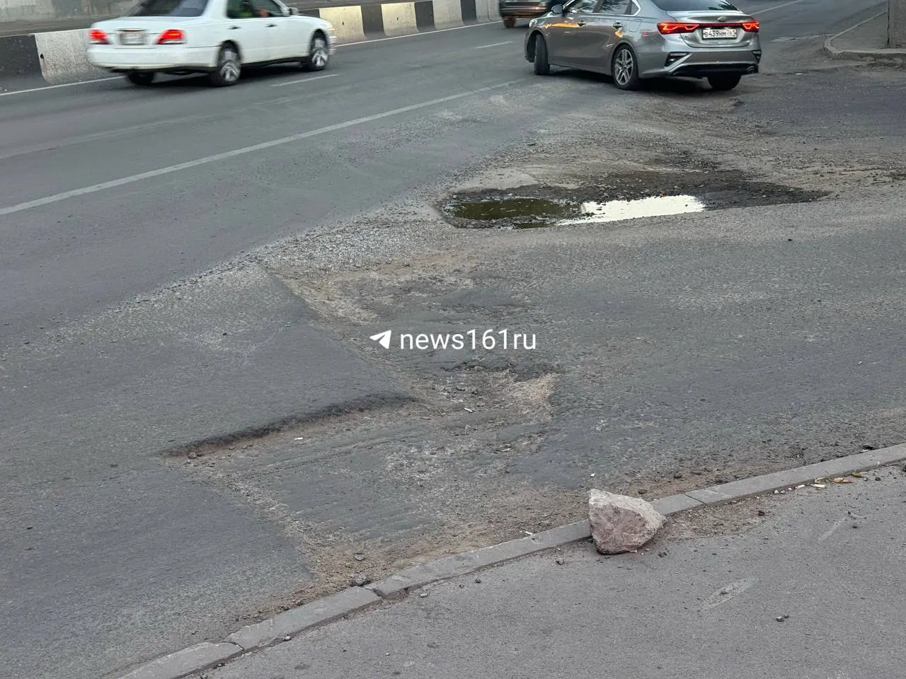После ремонта дороги возле съезда на Нагибина появилась яма на стыке нового полотна и старого; жители требуют скорейшего устранения дефекта.