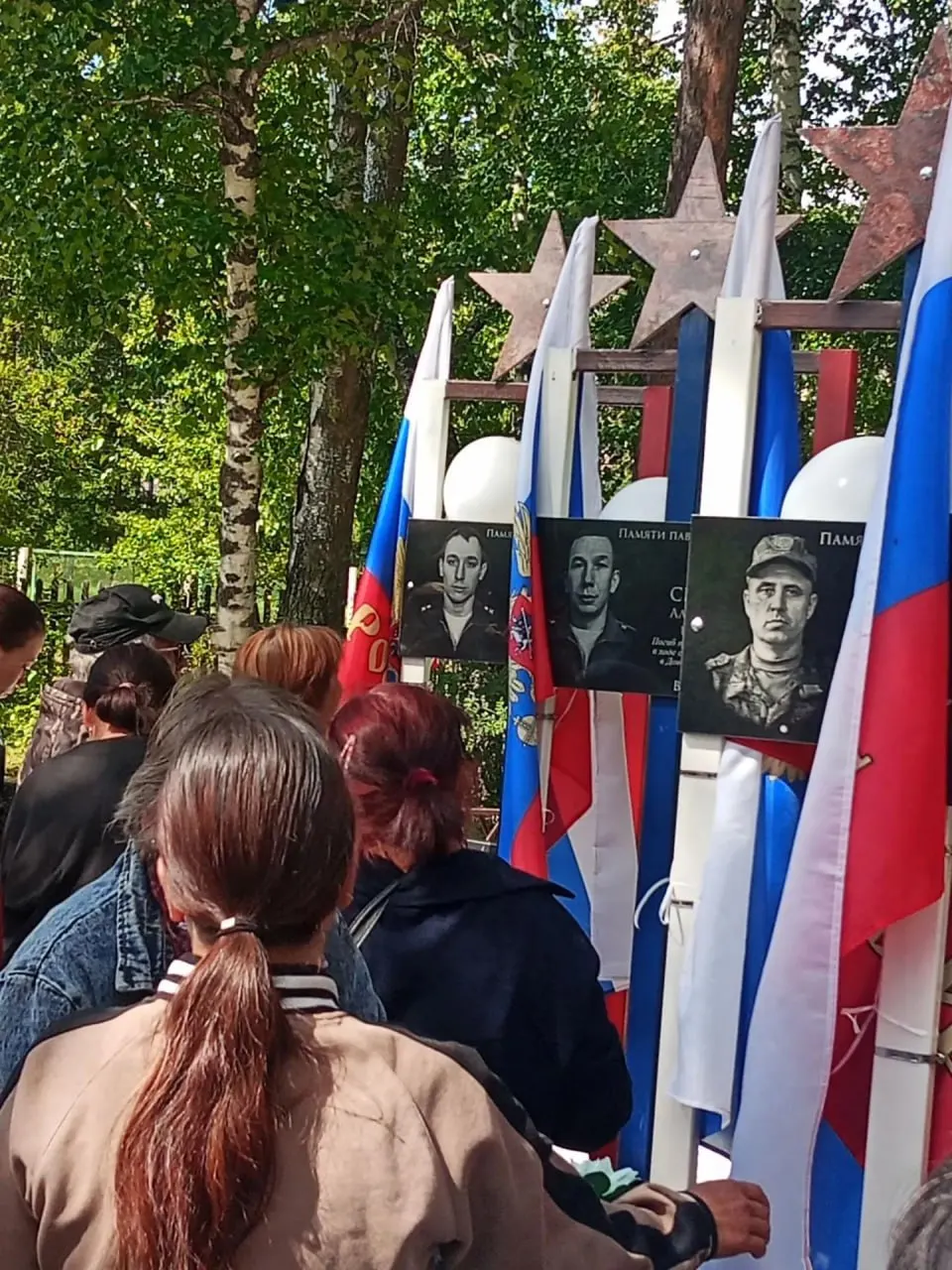 На центральной улице появился мемориал в память местных жителей, погибших во время спецоперации; его реализовали волонтёры и неравнодушные жители.