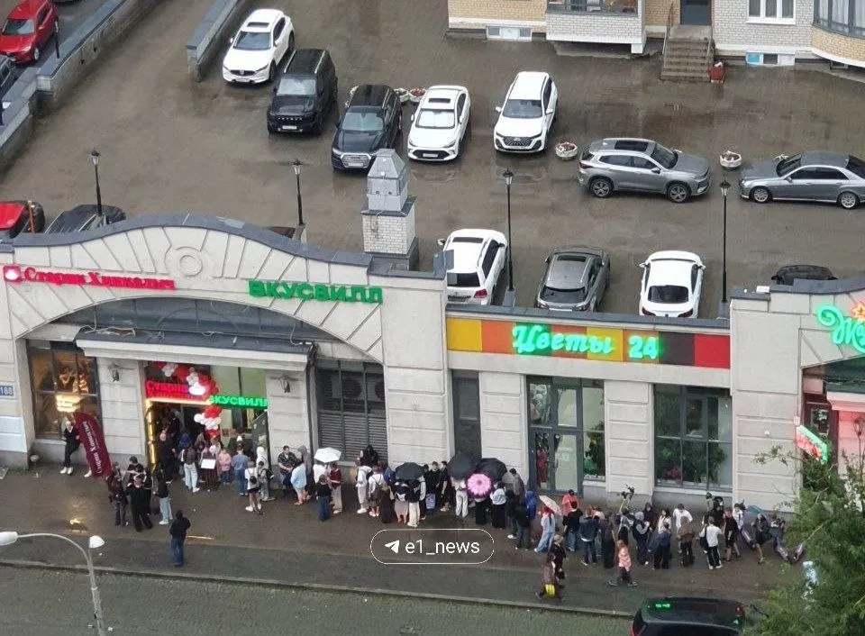 В Екатеринбурге возле нового филиала популярного ресторана стартовала акция: хинкали продают за одну копейку. На одного гостя разрешено не более шести хинкалей; предложение ограничено по количеству.