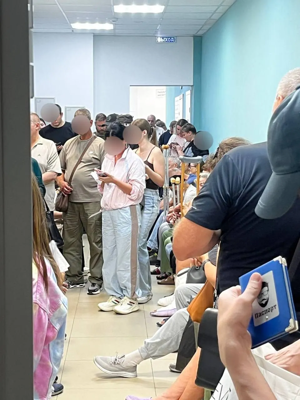 Пациенты жалуются на давку у кабинета хирурга и нехватку персонала, что затрудняет диспансеризацию и прием.