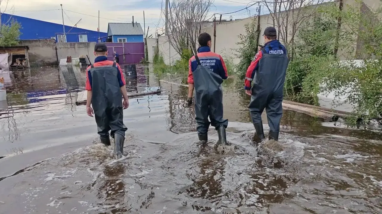 Волонтёры помогают устранять последствия паводков в&nbsp;Железнодорожном районе Читы