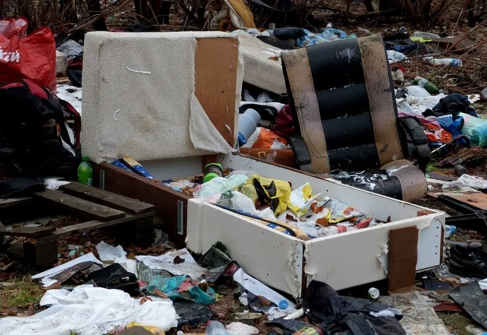 На территории возле главного питьевого источника города образовалась крупная свалка: мусор захватил прилегающие лесопарки и близлежащие территории; регоператор утверждает, что вывозят лишь бытовой мусор, а строительные отходы остаются вне зоны ответственности.