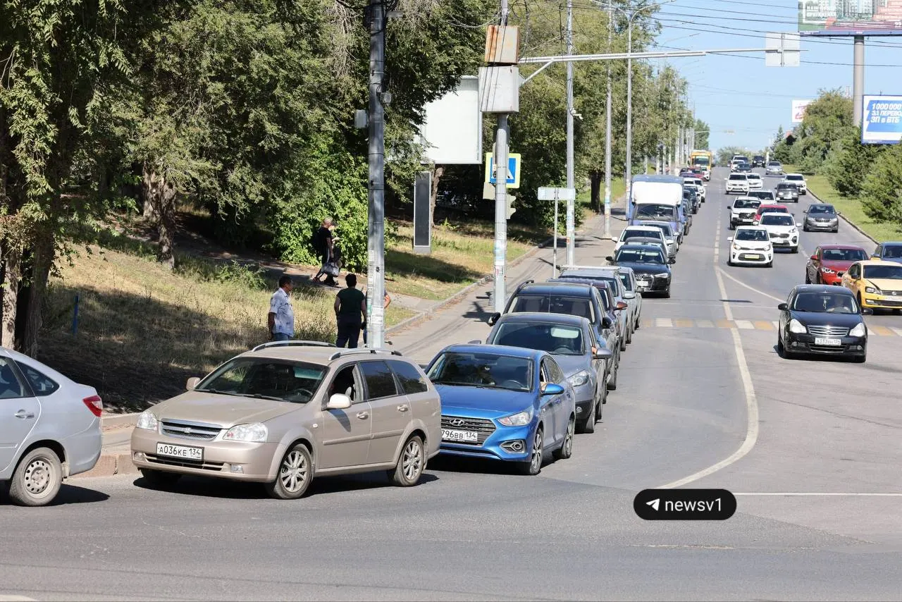 Более сотни автомобилей стоят у одной из АЗС на улице Пархоменко; очереди растягиваются по району, ситуация уточняется.