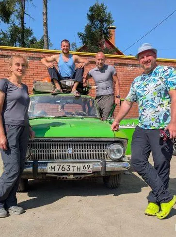 Команда путешественников на старом автомобиле продолжает маршрут по регионам страны, доказывая, что мечты доступны каждому.