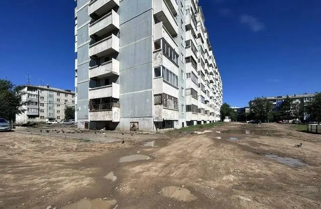Жители дома №13 в 4-м микрорайоне Читы подали в прокуратуру жалобу на состояние двора, который исключили из программы благоустройства. За годы придомовая территория не ремонтировалась: остаются глубокие ямы, лужи и угроза травм.