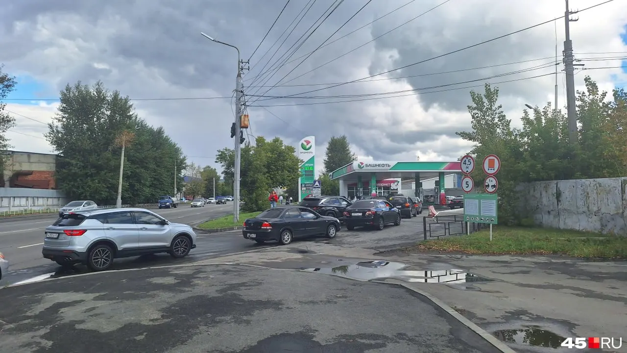 В одной из заправок сталкиваются с дефицитом топлива и жалобами на качество; водители отмечают длинные очереди и проблемы с насосами.