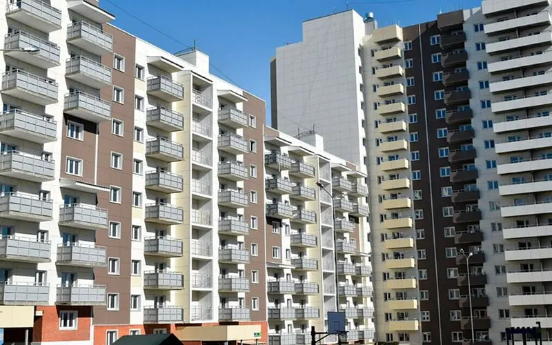 Арбитражный суд Иркутской области ввёл режим банкротства — наблюдение — в структуре, подчинённой городской администрации; жильцы требуют компенсации, а власти уверяют в сохранности проектов.