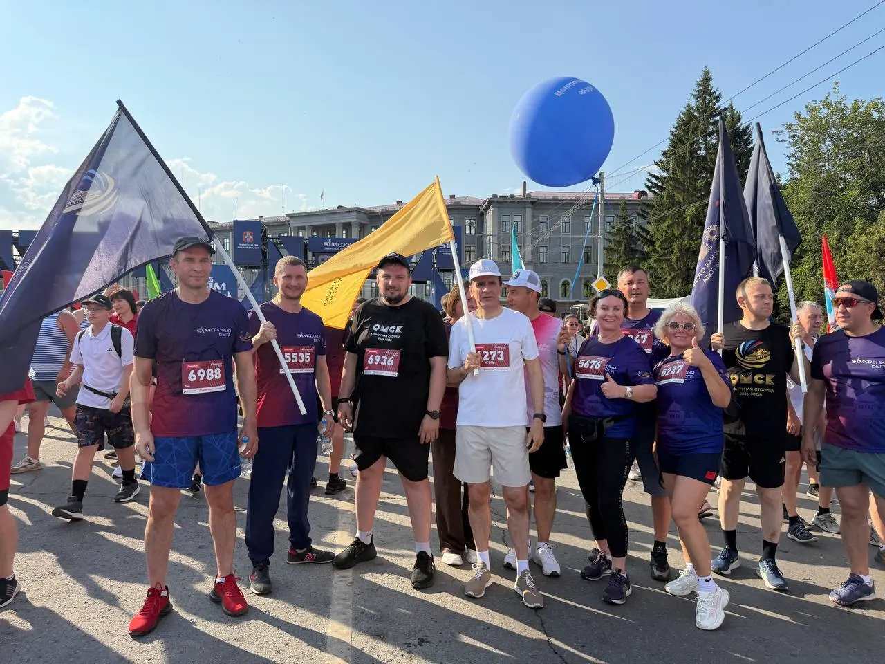 В День Омской области и День города тысячи человек, включая региональных и городских чиновников, приняли участие в массовом забеге — 36-м Сибирском международном марафоне.