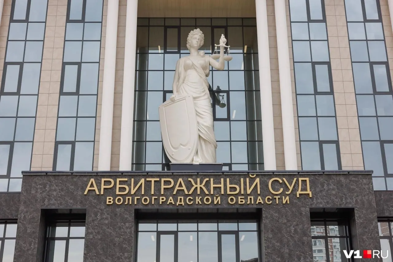 Статуя женщины без повязки на глазах, установленная у нового здания суда, стала поводом для обсуждений: эксперты приводят различия между Фемидой и образом Правосудия в современной России.