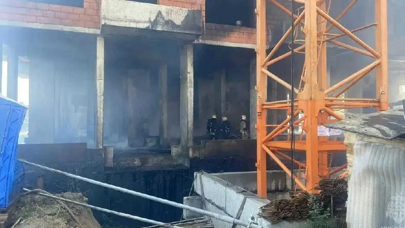 Два рабочих пострадали при пожаре на стройке: у одного тяжелое состояние, введён в медикаментозный сон; у второго — ожоги 50% тела, преимущественно поверхностные.