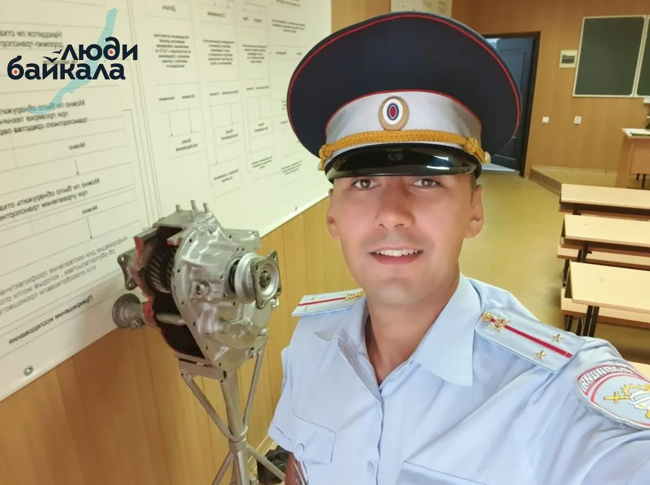 Новостные материалы описывают новые эпизоды давления и попытки повлиять на ход расследования, связанные с делом против сотрудника ГИБДД, который был уволен ранее.
