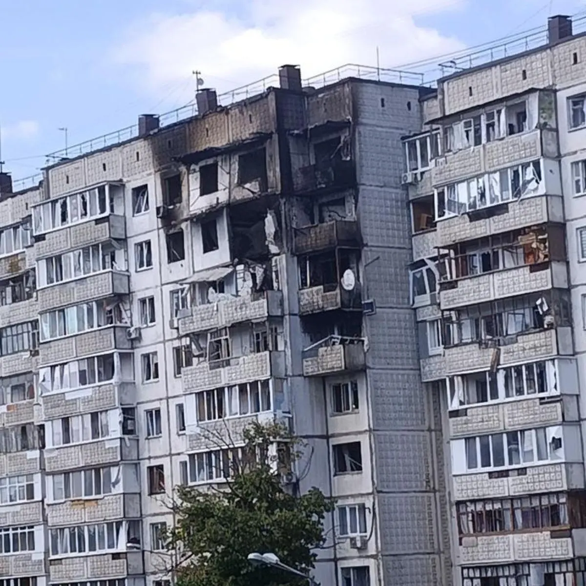 Жители Белгорода сообщают о сбоях в работе размыкателей дверей подъездов во время атак БПЛА; власти подтвердили передачу проблемы техническим специалистам, но устранение задерживается.