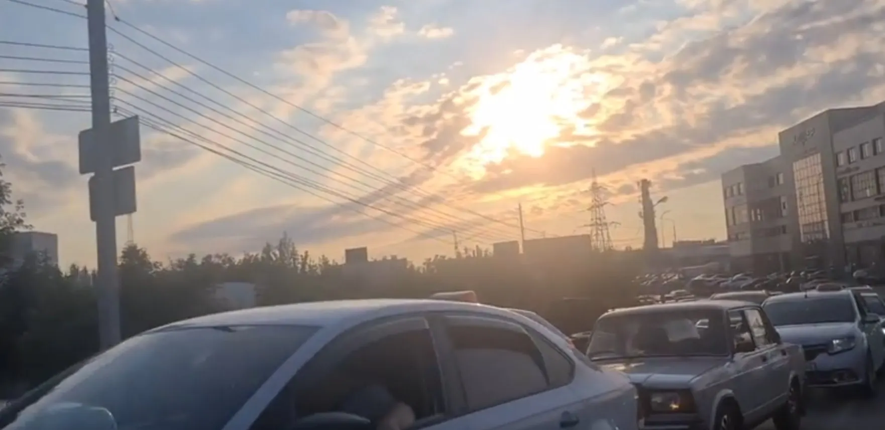 Очередь за бензином заняла всю полосу в Рязани, люди ждут топливо.