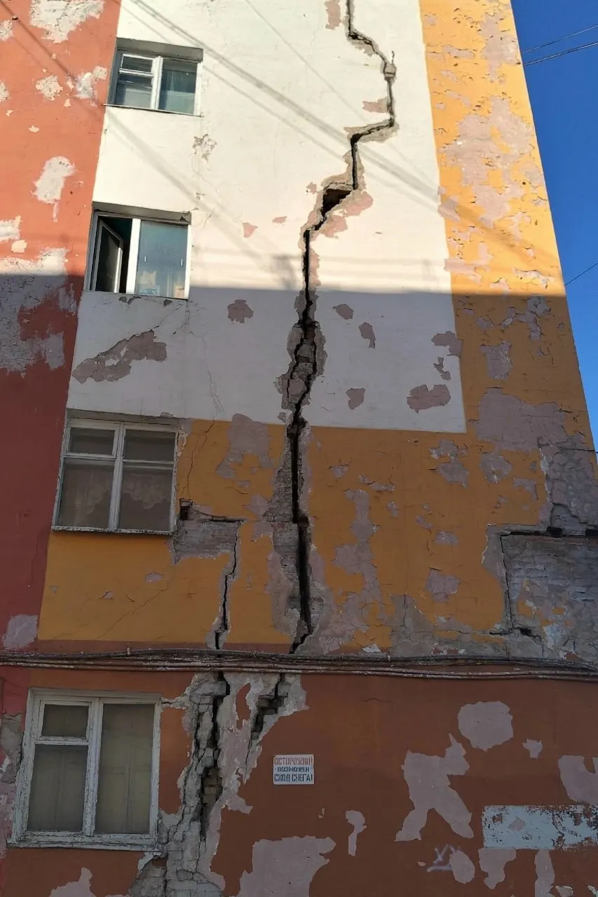 В жилом доме на Ленина, 30 обнаружилась масштабная трещина. Мэр пообещал экспертизу в течение месяца; жители требуют немедленных действий.