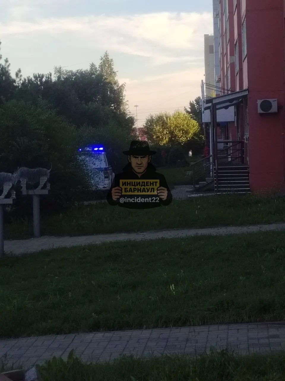 Пострадавшего увезли в больницу; обстоятельства происшествия уточняются.