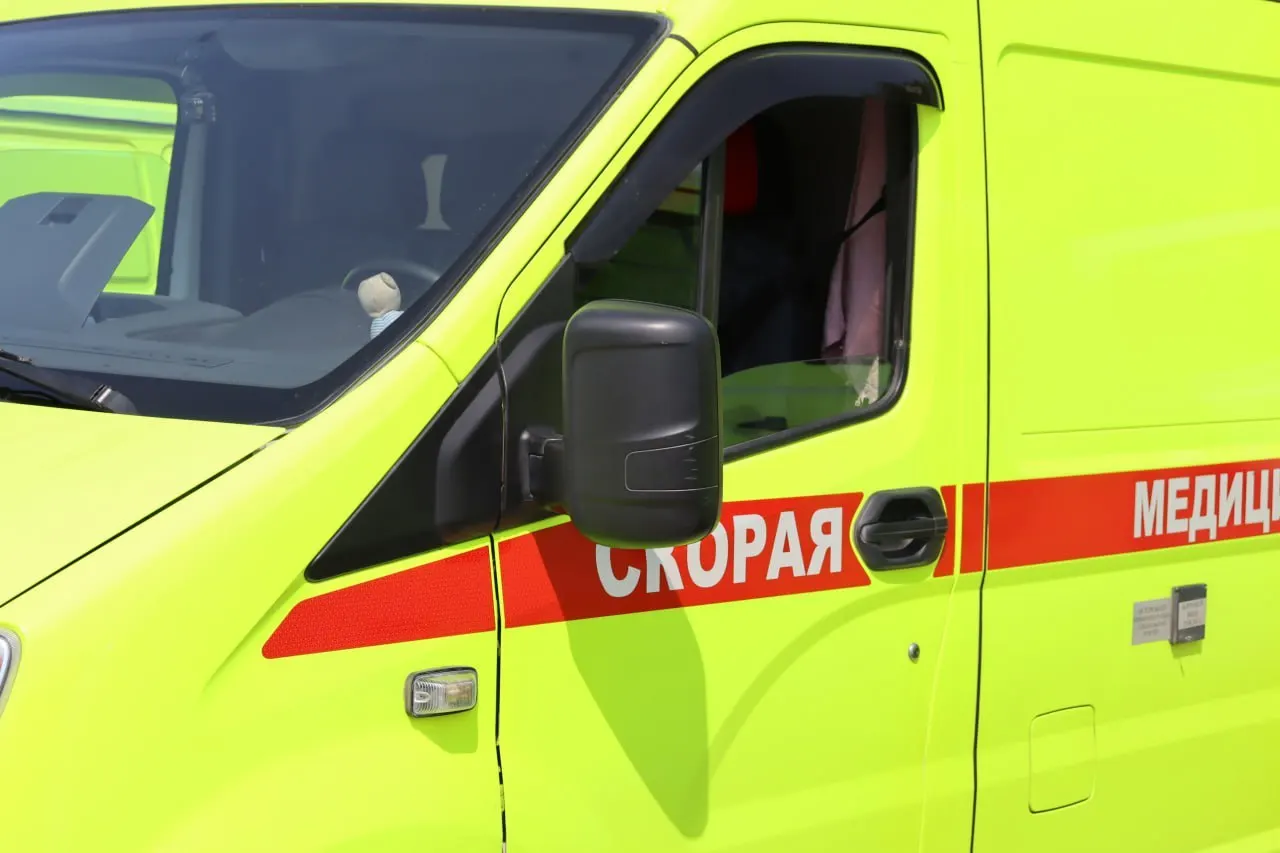 Шесть человек остаются в стационаре после аварии; одна женщина погибла, другие получают лечение.