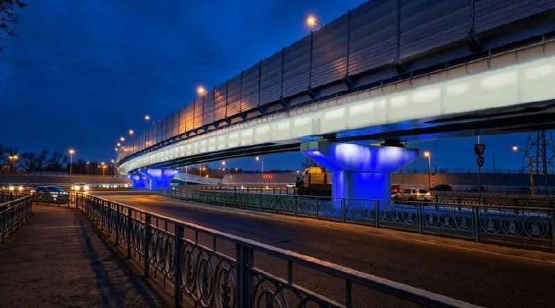 За 9,8 млн рублей новую развязку подсветят в Барнауле. Подрядчик — местная компания «Ермак», работы завершатся к 31 октября. Свет будет бело‑синих цветов, как мост через Обь.