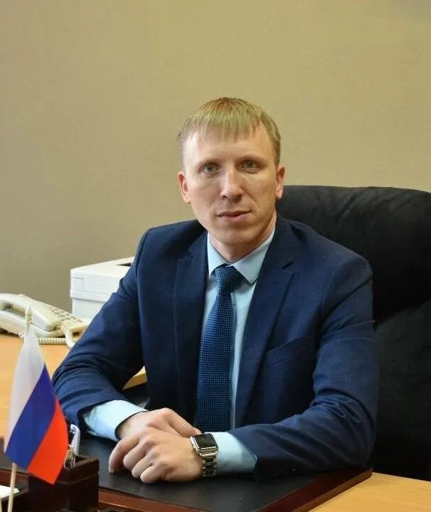 Назаровский суд оштрафовал бывшего замглавы Назаровского округа на 3 тысячи рублей за оскорбление; конфликт с местным жителем развернулся после того, как рабочие вырыли траншею и перекрыли въезд в гараж.